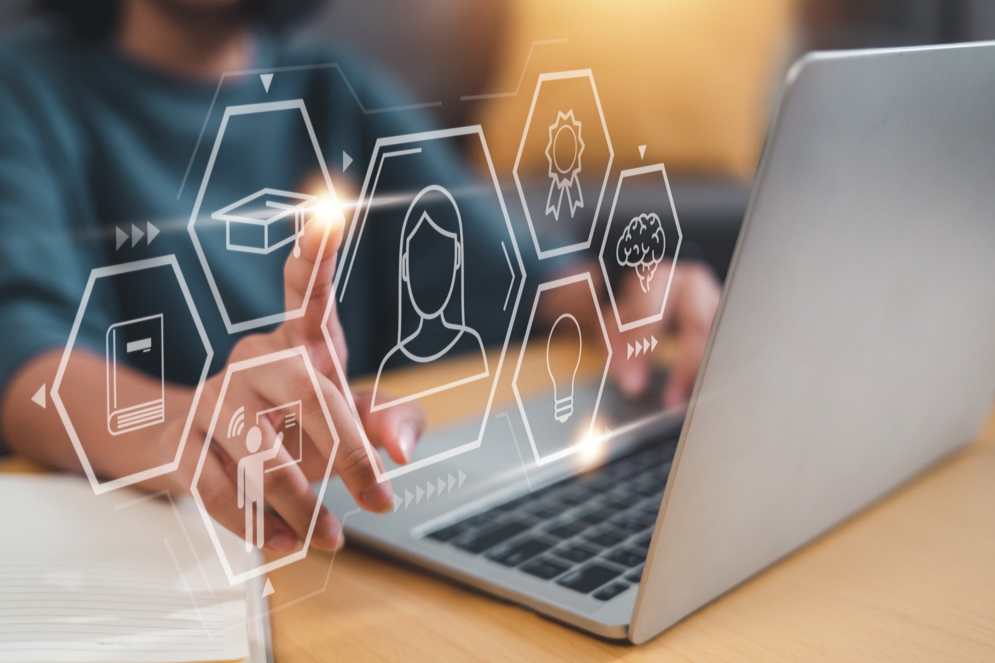 Medewerker volgt e-learning voor bedrijven op laptop.